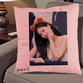 Perna Personalizata K-pop BLACKPINK Jennie Cute cu Diadema Ursulet, 40x40 cm, Roz, Husa Detasabila, Perna Inclusa, BEKZ®