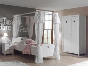 Această combinație AMORI în alb constă dintr-un pat cu baldachin (90 x 200 cm) cu setul de textile asortat, o noptieră și un dulap cu 2 uși.