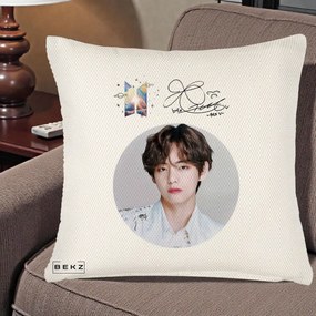 Perna Personalizata K-pop BTS V Taehyung Portret Cerc Autograf, 40x40 cm, Crem Reliefat, Husa Detasabila, Perna Inclusa, BEKZ®