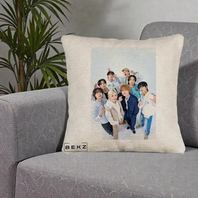 Perna Personalizata K-pop Stray Kids Foto Grup Alb cu 8 Membrii de Sus, 40x40 cm, Bej Canapea, Husa Detasabila, Perna Inclusa, BEKZ®