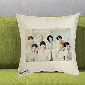 Perna Personalizata K-pop Stray Kids Foto Grup Alb All-White cu 8 Membrii, 40x40 cm, Ecru, Husa Detasabila, Perna Inclusa, BEKZ®