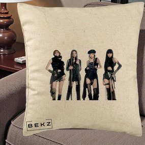 Perna Personalizata K-pop BLACKPINK Tinute Negre Elegante Grup, 40x40 cm, Bej, Husa Detasabila, Perna Inclusa, BEKZ®