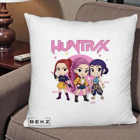 Perna Personalizata K-pop HUNTRX Trio Chibi cu Arme, 40x40 cm, Alb Pufos, Husa Detasabila, Perna Inclusa, BEKZ®
