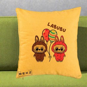 Perna Personalizata Labubu Cuplu cu Baloane, 40x40 cm, Galben, Husa Detasabila, Perna Inclusa, BEKZ®