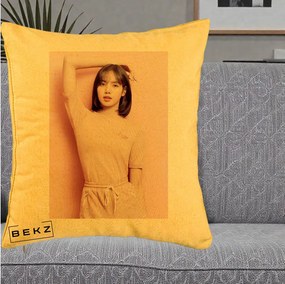 Perna Personalizata K-pop BLACKPINK Lisa Roz, 40x40 cm, Galben, Husa Detasabila, Perna Inclusa, BEKZ®