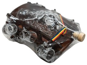Car miniatura cu sticla de tuica si paharele