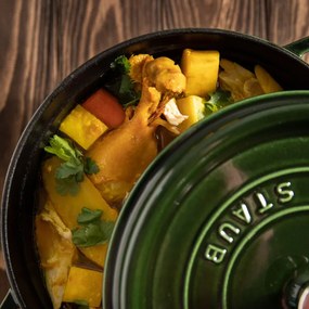 Oala din fonta Staub La Cocotte 40509-361-0, 6,7 l, 28 cm, de la -20°C pana la 260 °C, Emailata, Capac cu structura anti-picaturi, Toate plitele inclusiv inductie, Verde