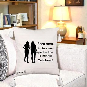 Cadou pentru Sora - Perna Personalizata Sora Mea Te Iubesc Siluete Negre Tinand Maini, 40x40 cm, Bej cu Franjuri, Husa Detasabila, Perna Inclusa, BEKZ®