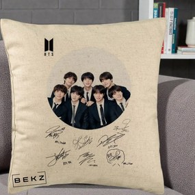 Perna Personalizata K-pop BTS Fotografie Grup Costum Negru si Autografe Cerc, 40x40 cm, Bej, Husa Detasabila, Perna Inclusa, BEKZ®