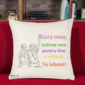 Cadou pentru Sora - Perna Personalizata Sora Mea Te Iubesc Doua Fete cu Palarie si Umbrela, 40x40 cm, Crem Reliefat, Husa Detasabila, Perna Inclusa, BEKZ®