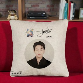 Perna Personalizata K-pop BTS Jungkook Portret cu Autograf, 40x40 cm, Bej Canapea, Husa Detasabila, Perna Inclusa, BEKZ®