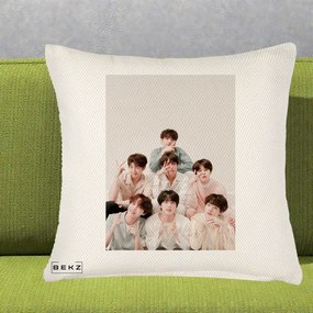 Perna Personalizata K-pop BTS Foto Grup Pastel, 40x40 cm, Crem Reliefat, Husa Detasabila, Perna Inclusa, BEKZ®