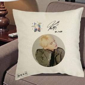 Perna Personalizata K-pop BTS Suga Portret cu Autograf, 40x40 cm, Ecru, Husa Detasabila, Perna Inclusa, BEKZ®
