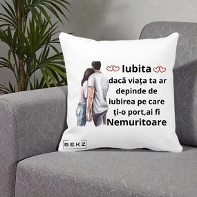 Cadou pentru Iubita - Perna Personalizata Iubita Nemuritoare cu Cuplu Acuarela Roz si Inimi, 40x40 cm, Alba Mata, Husa Detasabila, Perna Inclusa, BEKZ®