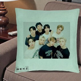 Perna Personalizata K-pop Stray Kids Foto Grup Fara Text, 40x40 cm, Verde Menta, Husa Detasabila, Perna Inclusa, BEKZ®