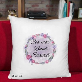 Cadou pentru Soacra - Perna Personalizata Cea mai Buna Soacra cu Coronita Flori Roz si Mov, 40x40 cm, Alb Pufos, Husa Detasabila, Perna Inclusa, BEKZ®