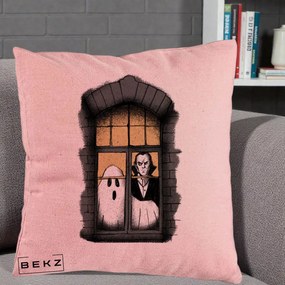 Perna Decorativa Halloween Fantoma si Dracula la Fereastra, 40x40 cm, Roz, Husa Detasabila, Perna Inclusa, BEKZ®