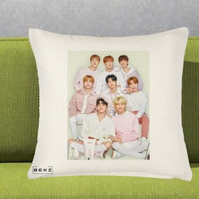 Perna Personalizata K-pop Stray Kids Foto Grup Pastel Roz-Alb cu 8 Membrii, 40x40 cm, Crem Reliefat, Husa Detasabila, Perna Inclusa, BEKZ®