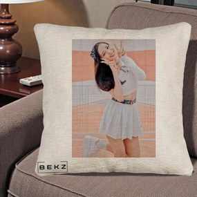 Perna Personalizata K-pop BLACKPINK Nayeon/Jisoo Tenis Alb, 40x40 cm, Bej Canapea, Husa Detasabila, Perna Inclusa, BEKZ®