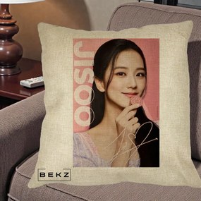 Perna Personalizata K-pop BLACKPINK Jisoo cu Semnatura si Fond Roz, 40x40 cm, Crem, Husa Detasabila, Perna Inclusa, BEKZ®