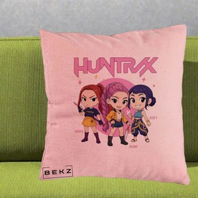 Perna Personalizata K-pop HUNTRX Trio Chibi cu Arme, 40x40 cm, Roz, Husa Detasabila, Perna Inclusa, BEKZ®