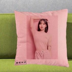 Perna Personalizata K-pop BLACKPINK Lisa Roz, 40x40 cm, Roz, Husa Detasabila, Perna Inclusa, BEKZ®