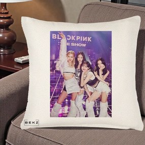 Perna Personalizata K-pop BLACKPINK The Show Concert cu 4 Membre pe Scena, 40x40 cm, Crem Reliefat, Husa Detasabila, Perna Inclusa, BEKZ®