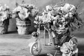 Tablou garoafă roz romantică într-o atingere vintage în design alb-negru