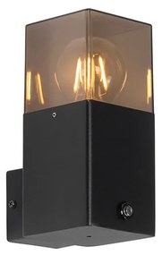 Lampă de perete exterioară neagră IP44 cu senzor crepuscular - Denmark