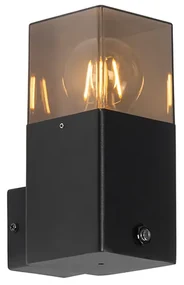 Lampă de perete exterioară neagră IP44 cu senzor crepuscular - Denmark