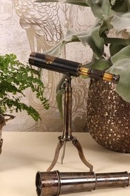 Telescop decorativ cu trepied din alamă și piele, negru și auriu, cu lentile reale și capac pe lanț, aspect vintage, finisaj antichizat, 35 x 25 x 14
