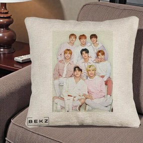 Perna Personalizata K-pop Stray Kids Foto Grup Pastel Roz-Alb cu 8 Membrii, 40x40 cm, Bej Canapea, Husa Detasabila, Perna Inclusa, BEKZ®