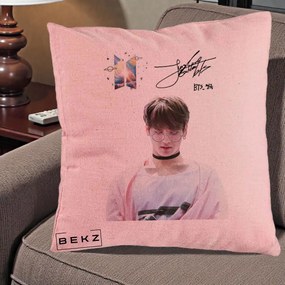 Perna Personalizata K-pop BTS Jungkook Portret cu Ochelari Autograf, 40x40 cm, Roz, Husa Detasabila, Perna Inclusa, BEKZ®