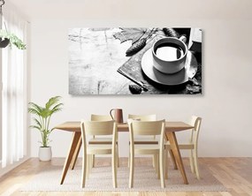 Tablou o cană de cafea cu atingere de toamnă în design alb-negru