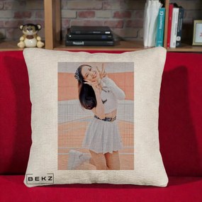 Perna Personalizata K-pop BLACKPINK Nayeon/Jisoo Tenis Alb, 40x40 cm, Bej Canapea, Husa Detasabila, Perna Inclusa, BEKZ®