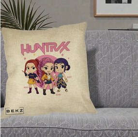 Perna Personalizata K-pop HUNTRX Trio Chibi cu Arme, 40x40 cm, Crem, Husa Detasabila, Perna Inclusa, BEKZ®