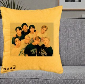 Perna Personalizata K-pop Stray Kids Foto Grup Text, 40x40 cm, Galben, Husa Detasabila, Perna Inclusa, BEKZ®