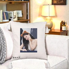 Perna Personalizata K-pop BLACKPINK Jennie Cute cu Diadema Ursulet, 40x40 cm, Bej cu Franjuri, Husa Detasabila, Perna Inclusa, BEKZ®