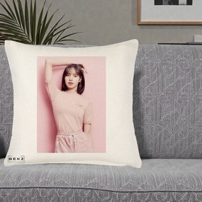 Perna Personalizata K-pop BLACKPINK Lisa Roz, 40x40 cm, Crem Reliefat, Husa Detasabila, Perna Inclusa, BEKZ®