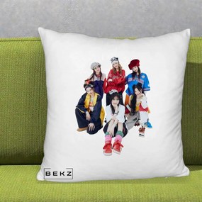 Perna Personalizata Grup K-pop Fete Streetwear Foto, 40x40 cm, Alb Pufos, Husa Detasabila, Perna Inclusa, BEKZ®