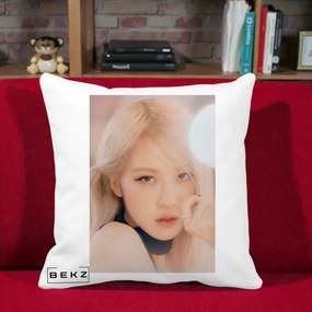Perna Personalizata K-pop BLACKPINK Rose Blond cu Inel Roz Pastel, 40x40 cm, Alba Mata, Husa Detasabila, Perna Inclusa, BEKZ®