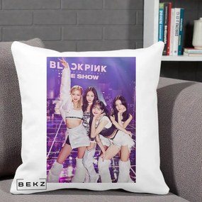 Perna Personalizata K-pop BLACKPINK The Show Concert cu 4 Membre pe Scena, 40x40 cm, Alba Mata, Husa Detasabila, Perna Inclusa, BEKZ®
