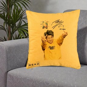 Perna Personalizata K-pop BTS RM Namjoon Hanorac Galben Autograf, 40x40 cm, Galben, Husa Detasabila, Perna Inclusa, BEKZ®