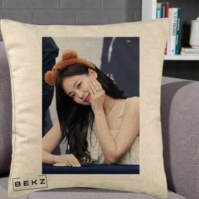 Perna Personalizata K-pop BLACKPINK Jennie Cute cu Diadema Ursulet, 40x40 cm, Bej, Husa Detasabila, Perna Inclusa, BEKZ®