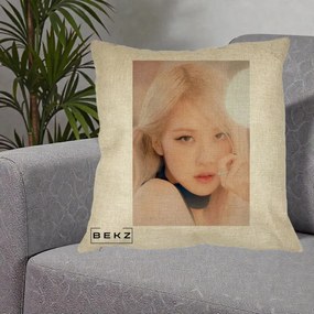 Perna Personalizata K-pop BLACKPINK Rose Blond cu Inel Roz Pastel, 40x40 cm, Crem, Husa Detasabila, Perna Inclusa, BEKZ®