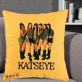 Perna Personalizata K-pop KATSEYE Grup Foto Tinute Gri, 40x40 cm, Galben, Husa Detasabila, Perna Inclusa, BEKZ®