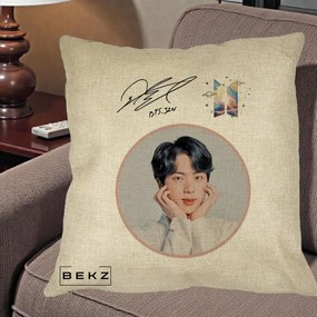 Perna Personalizata K-pop BTS Jin Portret cu Autograf, 40x40 cm, Crem, Husa Detasabila, Perna Inclusa, BEKZ®