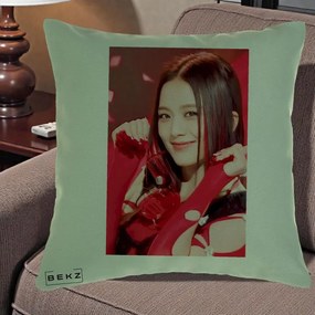 Perna Personalizata K-pop BLACKPINK Jisoo Rosu, 40x40 cm, Verde, Husa Detasabila, Perna Inclusa, BEKZ®
