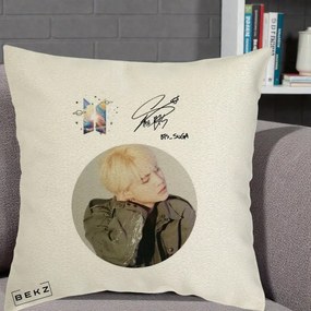 Perna Personalizata K-pop BTS Suga Portret cu Autograf, 40x40 cm, Ecru, Husa Detasabila, Perna Inclusa, BEKZ®