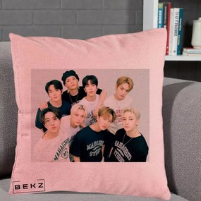 Perna Personalizata K-pop Stray Kids Foto Grup Text, 40x40 cm, Roz, Husa Detasabila, Perna Inclusa, BEKZ®